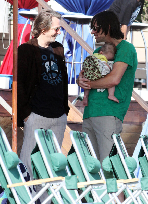 Gary Oldman vient rendre visite à Jim Carrey et son petit-fils lors du 4 juillet 2010 dans sa demeure à Malibu