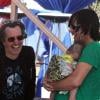 Gary Oldman en plein fou rire avec Jim Carrey et son petit-fils lors du 4 juillet 2010 dans sa demeure à Malibu
