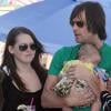 Jim Carrey ne veut se séparer de son petit-fils, au côté de sa fille et jeune maman, lors du 4 juillet 2010 dans sa demeure à Malibu