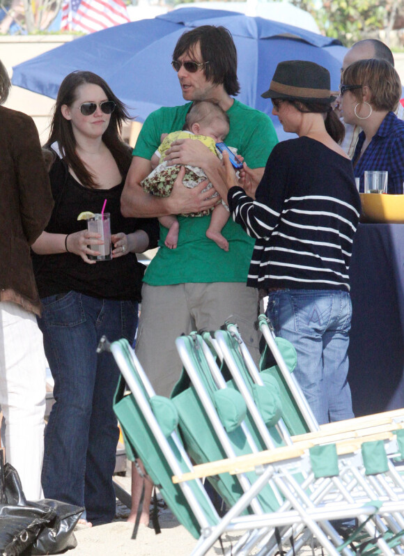 Jim Carrey ne veut se séparer de son petit-fils, au côté de sa fille et jeune maman, lors du 4 juillet 2010 dans sa demeure à Malibu