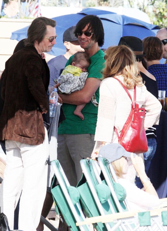 Gary Oldman admire le petit-fils de Jim Carrey lors du 4 juillet 2010 dans sa demeure à Malibu