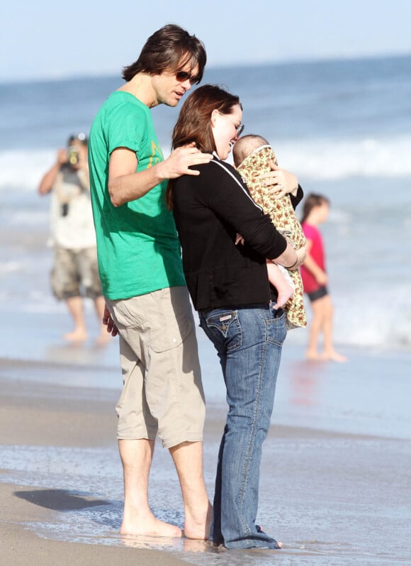 Jim Carrey partage un moment de complicité avec sa fille Jane et son petit-fils Jackson Riley lors du 4 juillet 2010 dans sa demeure à Malibu