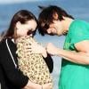Jim Carrey partage un moment de complicité avec sa fille Jane et son petit-fils Jackson Riley lors du 4 juillet 2010 dans sa demeure à Malibu