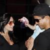 Mario Lopez et sa petite amie Courtney Mazza, enceinte, arrivent à l'aéroport de Los Angeles en compagnie de la nièce de Mario le 4 juillet 2010 