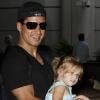 Mario Lopez et sa petite amie Courtney Mazza, enceinte, arrivent à l'aéroport de Los Angeles en compagnie de la nièce de Mario le 4 juillet 2010 