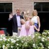 Le 5 juillet 2010, le prince Willem-Alexander et la princesse Maxima des Pays-Bas prenaient la pose en famille, avec leurs trois fillettes, dans le jardin de leur villa Eikenhorst