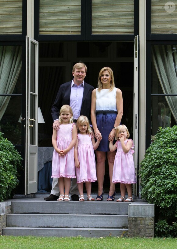 Le 5 juillet 2010, le prince Willem-Alexander et la princesse Maxima des Pays-Bas prenaient la pose en famille, avec leurs trois fillettes, dans le jardin de leur villa Eikenhorst