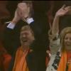 Le 6 juillet 2010, dans les gradins du stade Green Point, en Afrique du Sud, le prince Willem-Alexander et la princesse Willem-Alexander des Pays-Bas exultent : leur pays se qualifie pour la finale du Mondial !