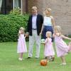 Willem-Alexander et Maxima des Pays-Bas à la Villa Eikenhorst, le 5 juillet 2010, avec leurs fillettes (reportage télé)