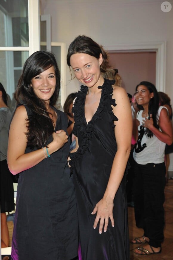 Mélanie Doutey et Viktoria Bagryantseva à l'inauguration de la boutique Lyubov, à Paris, le 7 juillet 2010.