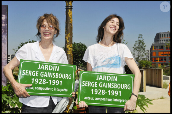 Inauguration du jardin Serge Gainsbourg, porte des Lilas, à Paris, le 08/07/2010. Jane Birkin et sa fille Charlotte Gainsbourg