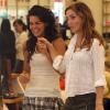 Angie Harmon fait du shopping avec une amie (3 juillet 2010 à Los Angeles)