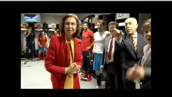 Regardez la reine Sofia féliciter un joueur espagnol presque nu... Elle n'est pas choquée du tout !