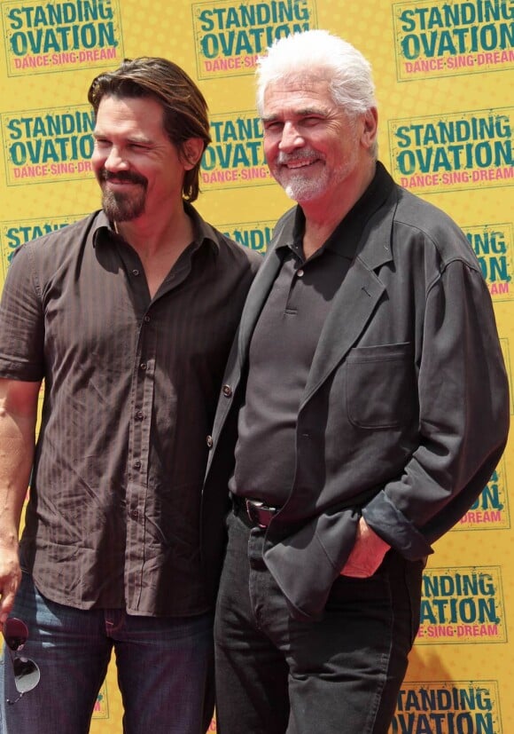 Josh Brolin et son père James Brolin, à l'occasion de l'avant-première de la comédie musicale Standing Ovation, à Universal City, le 10 juillet 2010.