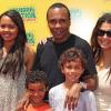 L'ancien boxeur Sugar Ray Leonard et toute sa petite famille, à l'occasion de l'avant-première de la comédie musicale Standing Ovation, à Universal City, le 10 juillet 2010.