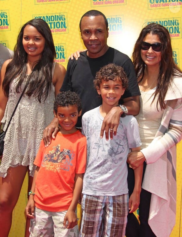 L'ancien boxeur Sugar Ray Leonard et toute sa petite famille, à l'occasion de l'avant-première de la comédie musicale Standing Ovation, à Universal City, le 10 juillet 2010.