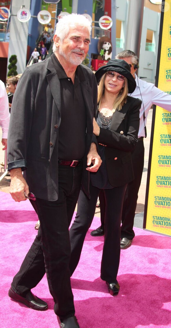 Barbra Streisand et son mari James Brolin, à l'occasion de l'avant-première de la comédie musicale Standing Ovation, à Universal City, le 10 juillet 2010.