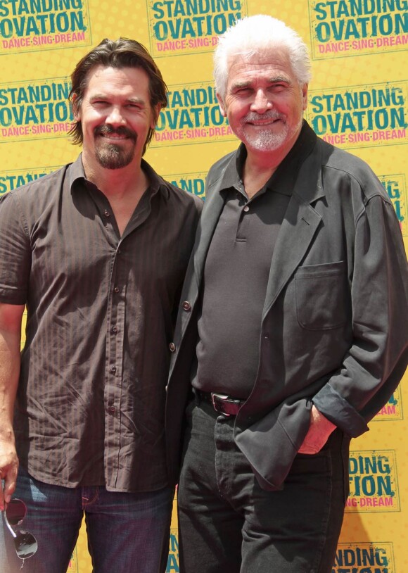Josh Brolin et son père James Brolin, à l'occasion de l'avant-première de la comédie musicale Standing Ovation, à Universal City, le 10 juillet 2010.