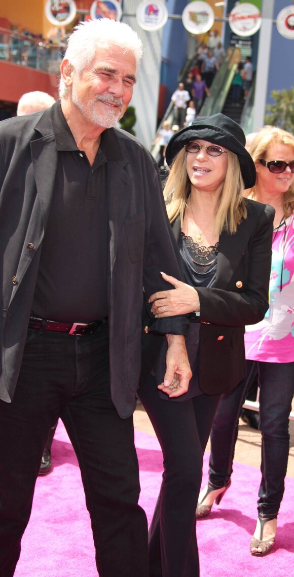 Barbra Streisand et son mari James Brolin, à l'occasion de l'avant-première de la comédie musicale Standing Ovation, à Universal City, le 10 juillet 2010.