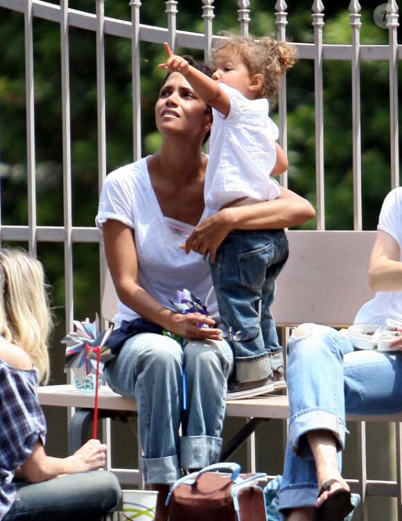 Halle Berry et Nahla passent un après-midi mère-fille au parc Griffith, à Los Angeles. 11/07/2010