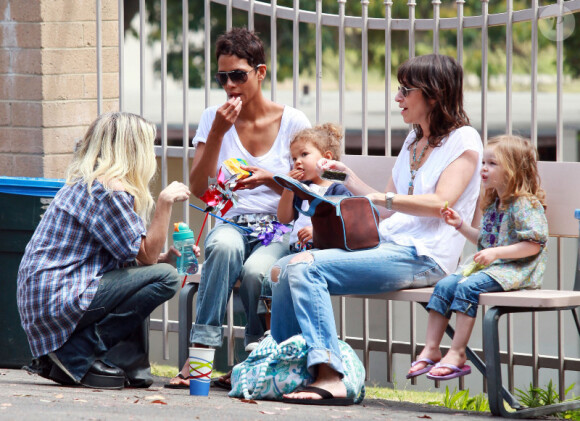 Halle Berry et Nahla passent un après-midi mère-fille au parc Griffith, à Los Angeles. Des amies partagent un moment avec elles. 11/07/2010