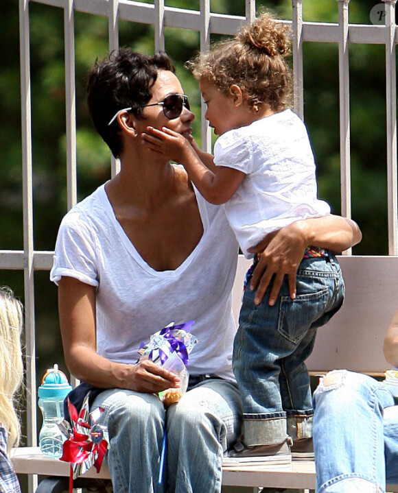 Halle Berry et Nahla passent un après-midi mère-fille au parc Griffith, à Los Angeles. 11/07/2010