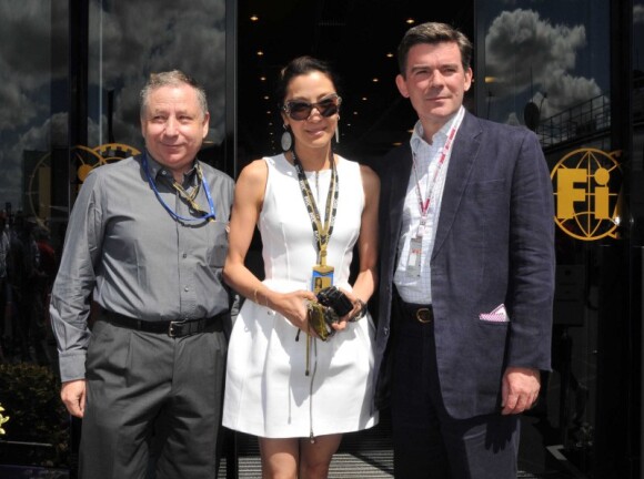 Jean Todt, Michelle Yeoh et le ministre des sports du Royaume-Uni Hugh Michael Robertson au Grand Prix de Silverstone, le 11 juillet 2010.