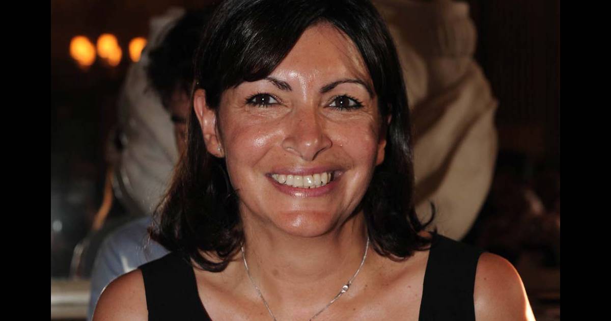 Anne Hidalgo reçoit les insignes de Commandeur de l'Ordre d'Isabelle la Catholique, à l Anne Hidalgo reçoit les insignes de Commandeur de l'Ordre d'Isabelle la Catholique, à l