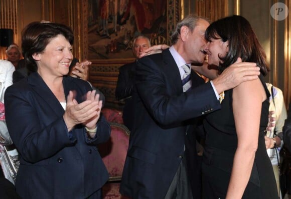 Anne Hidalgo reçoit les insignes de Commandeur de l'Ordre d'Isabelle la Catholique, à l'Ambassade d'Espagne à Paris, le 13 juillet 2010. Ici avec Martine Aubry et Bertrand Delanoë