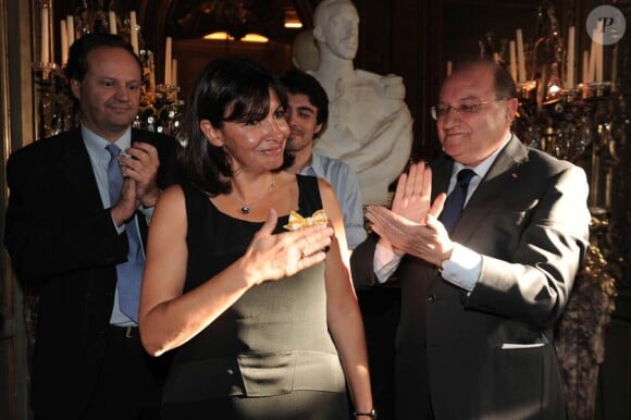 Anne Hidalgo reçoit les insignes de Commandeur de l'Ordre d'Isabelle la Catholique, à l'Ambassade d'Espagne à Paris, le 13 juillet 2010. Ici avec l'ambassadeur François Villar.