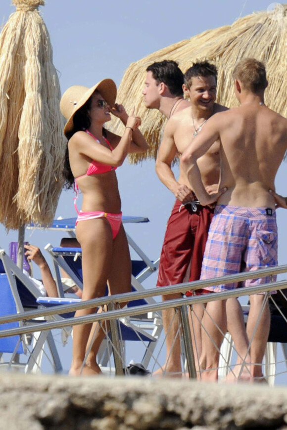 Channing Tatum et sa feme Jenna Dewan profitent du soleil à Ischia en Italie le 13 juillet 2010