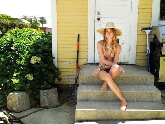 Erin Wasson pour le magazine Blast, photographiée par son ami David Mushegain dans sa maison de Santa Monica.