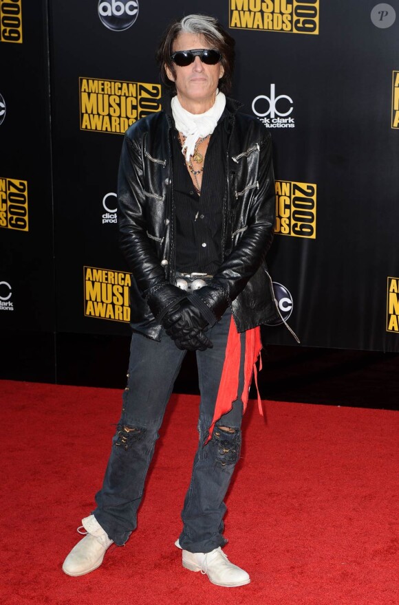 Joe Perry, d'Aerosmith, a été victime d'un accident de voiture dans le Massachussetts, jeudi 15 juillet 2010. Heureusement sans gravité.