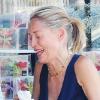 Sharon Stone en pleure lors d'un déjeuner avec une amie à Los Angeles, le 16 juillet 2010