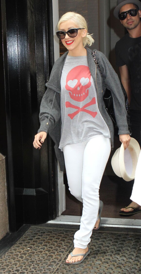 Christina Aguilera a succombé à la mode du pantalon blanc