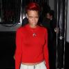 Du rouge shoking associé à un jean blanc ultra branché, Rihanna sait toujours comment faire pour être dans le vent !