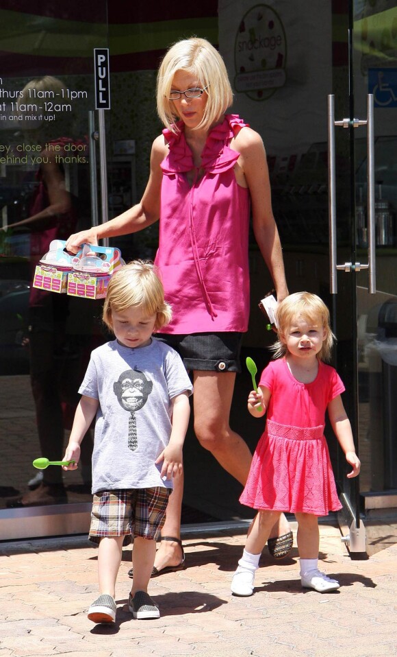 Tori Spelling et ses enfants à Los Angeles, le 18 juillet 2010