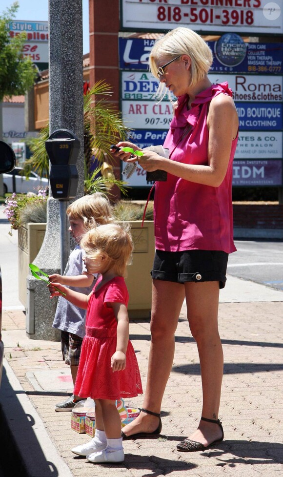 Tori Spelling et ses enfants à Los Angeles, le 18 juillet 2010