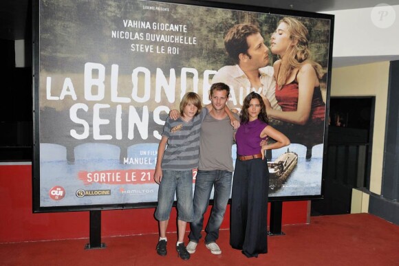 Steve Le Roy, Nicolas Duvauchelle et la belle Vahina Giocante, à l'occasion de l'avant-première de La blonde aux seins nus, qui s'est tenue à l'UGC Ciné-Cité des Halles, le 19 juillet 2010.