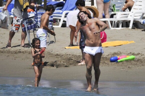 Juillet 2010 : l'heure est aux vacances pour les footballeurs qui se sont illustrés durant le mondial sud-africain. Carlos Tevez et sa femme Vanesa, avec leur fille Florencia, ont choisi Marbella, sur la côte andalouse.