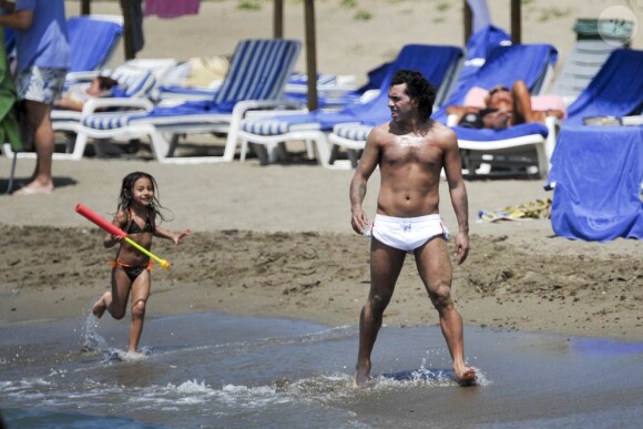 Juillet 2010 : l'heure est aux vacances pour les footballeurs qui se sont illustrés durant le mondial sud-africain. Carlos Tevez et sa femme Vanesa, avec leur fille Florencia, ont choisi Marbella, sur la côte andalouse.