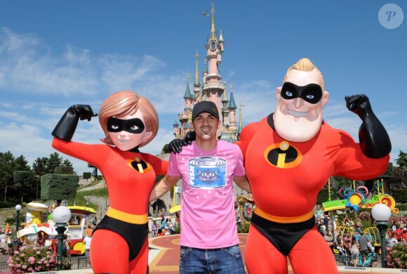 Le champion du monde de football David Villa se rend à Disneyland Paris, à Marne-la-Vallée, lundi 19 juillet.