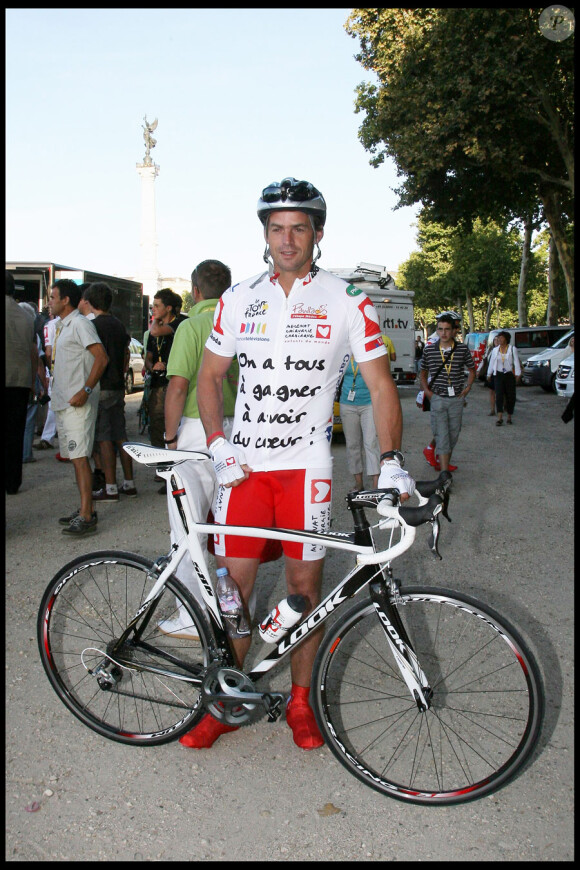 Jean Galfione lors de l'Etape du coeur du Tour de France, entre Bordeaux et Pauillac, au profit de l'association Mécénat Chirurgie Cardiaque le 24 juillet 2010