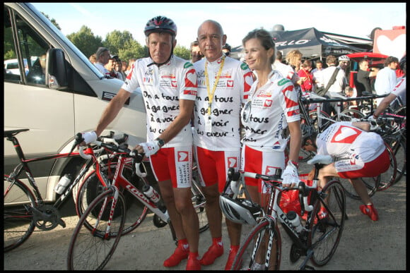 Patrick Poivre d'Arvor et Marie-Sophie L. lors de l'Etape du coeur du Tour de France, entre Bordeaux et Pauillac, au profit de l'association Mécénat Chirurgie Cardiaque le 24 juillet 2010