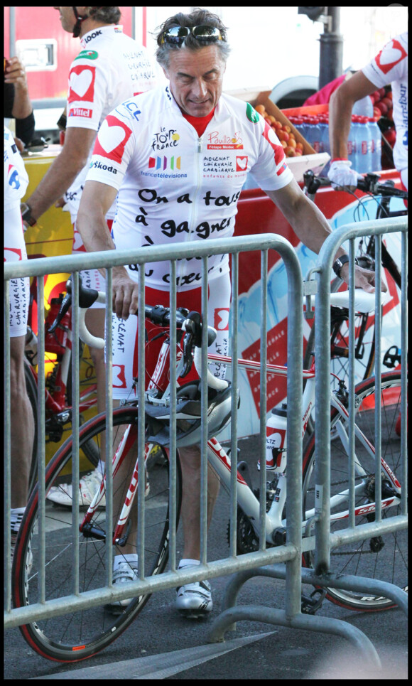 Gérard Holtz lors de l'Etape du coeur du Tour de France, entre Bordeaux et Pauillac, au profit de l'association Mécénat Chirurgie Cardiaque le 24 juillet 2010