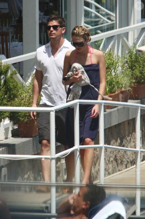 Josh Hartnett et sa ravissante Sophia Lie, lors du 8e Festival Music & Cinema, sur l'île d'Ischia, en Italie, le 17 juillet 2010.