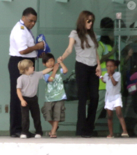 Pax, Zahara et Shiloh avec leur maman Angelina Jolie le 1er juillet 2010 au Mexique