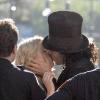 L'acteur britannique Russell Brand embrasse l'actrice Greta Gerwig sur le tournage du film Arthur, à New York, il y a quelques jours. 