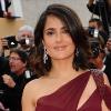 Salma Hayek lors du 63e Festival de Cannes dans une robe grenat signée Gucci Première