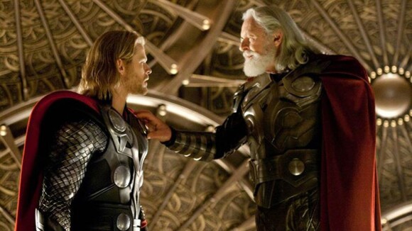 Regardez Natalie Portman, Anthony Hopkins et Chris Hemsworth dans les 5 premières minutes de "Thor" !